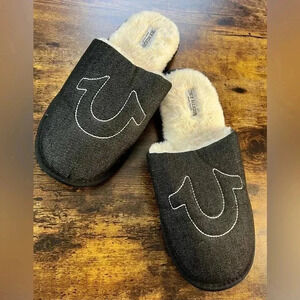 TRUE RELIGION | men’s logo slippers. Size: M 9-10